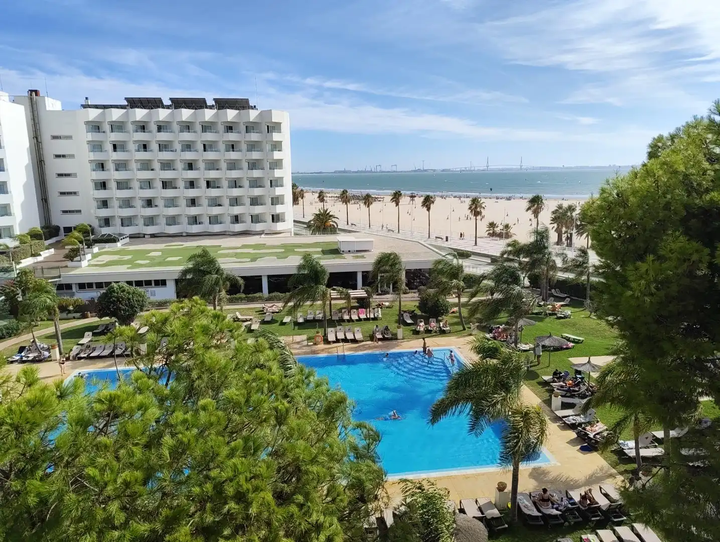 Piscina de Pis en venda en El Puerto de Santa María amb Aire condicionat, Calefacció i Jardí privat