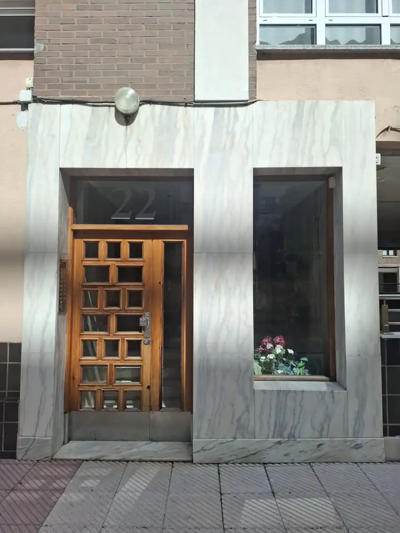 Vista exterior de Pis de lloguer en Gijón  amb Calefacció, Parquet i Terrassa