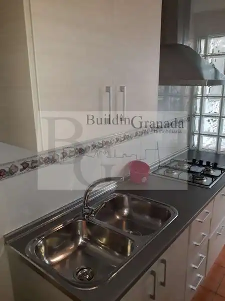 Cocina de Piso de alquiler en Granada con Terraza y Microondas