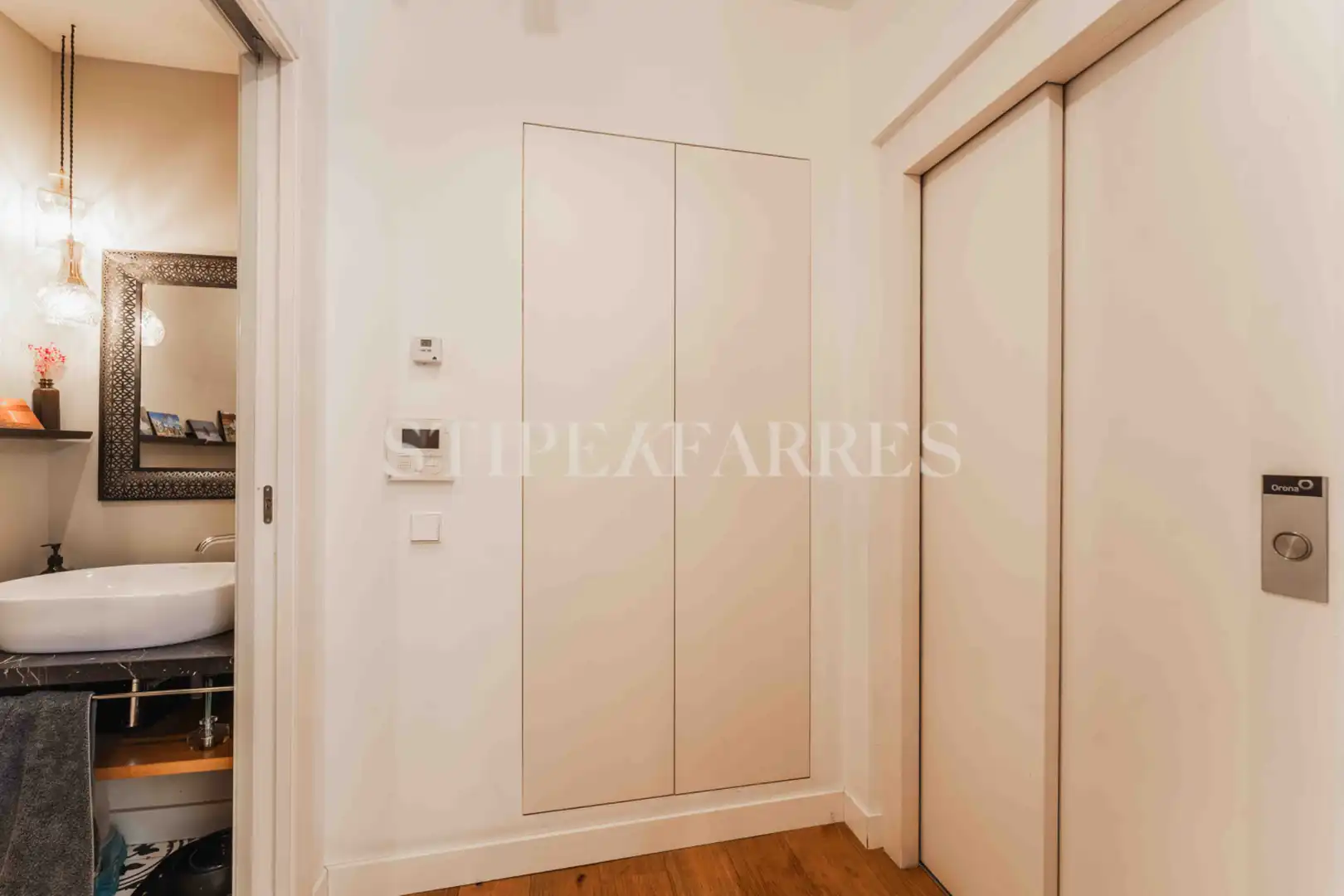 Habitación de Casa adosada en venta en Barcelona con Aire acondicionado, Calefacción y Jardín privado