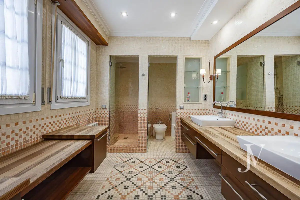 Baño de Casa adosada en venta en Madrid con Aire acondicionado, Calefacción y Jardín privado
