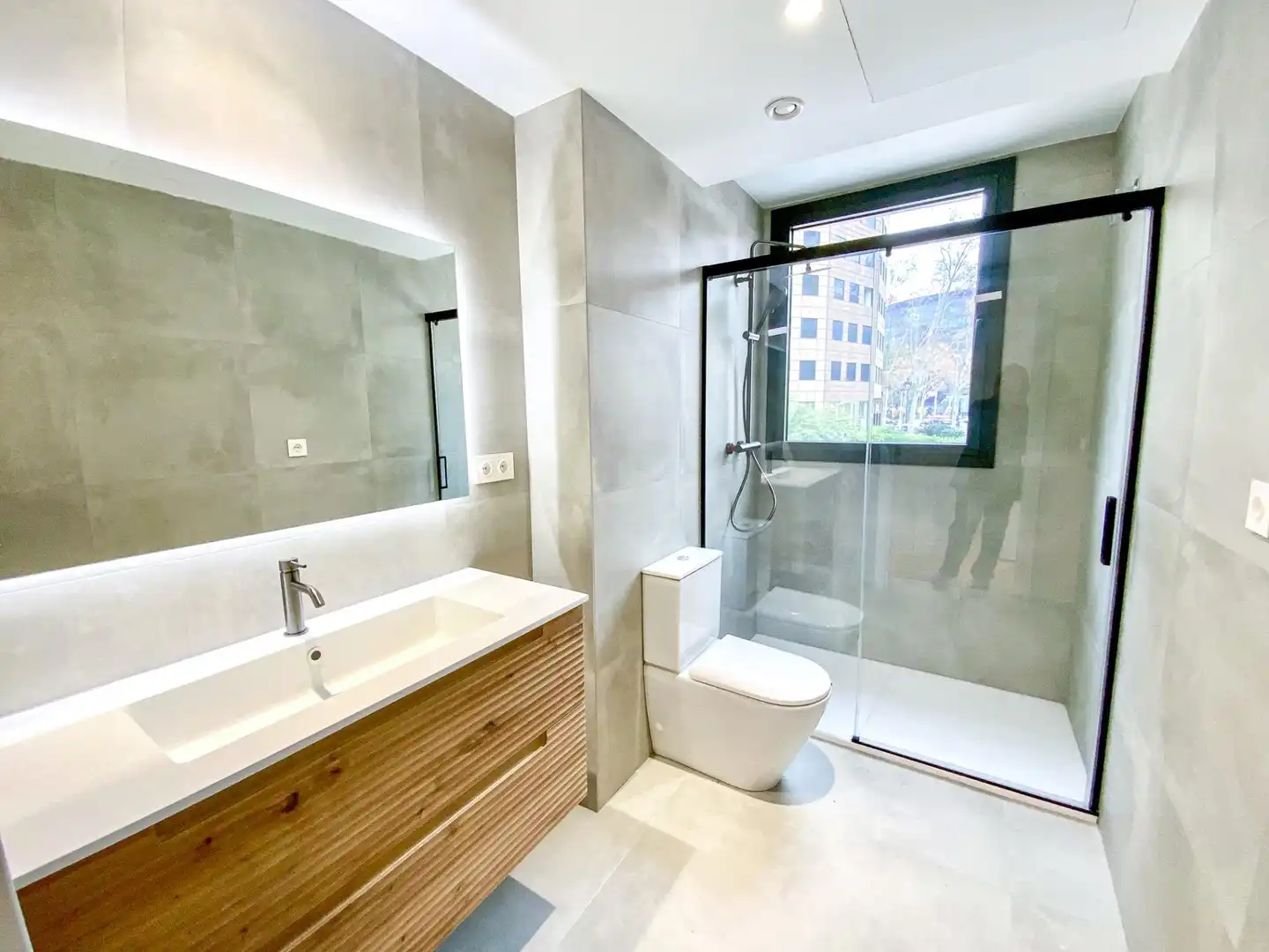 Baño de Piso de alquiler en Barcelona con Aire acondicionado, Parquet y Balcón