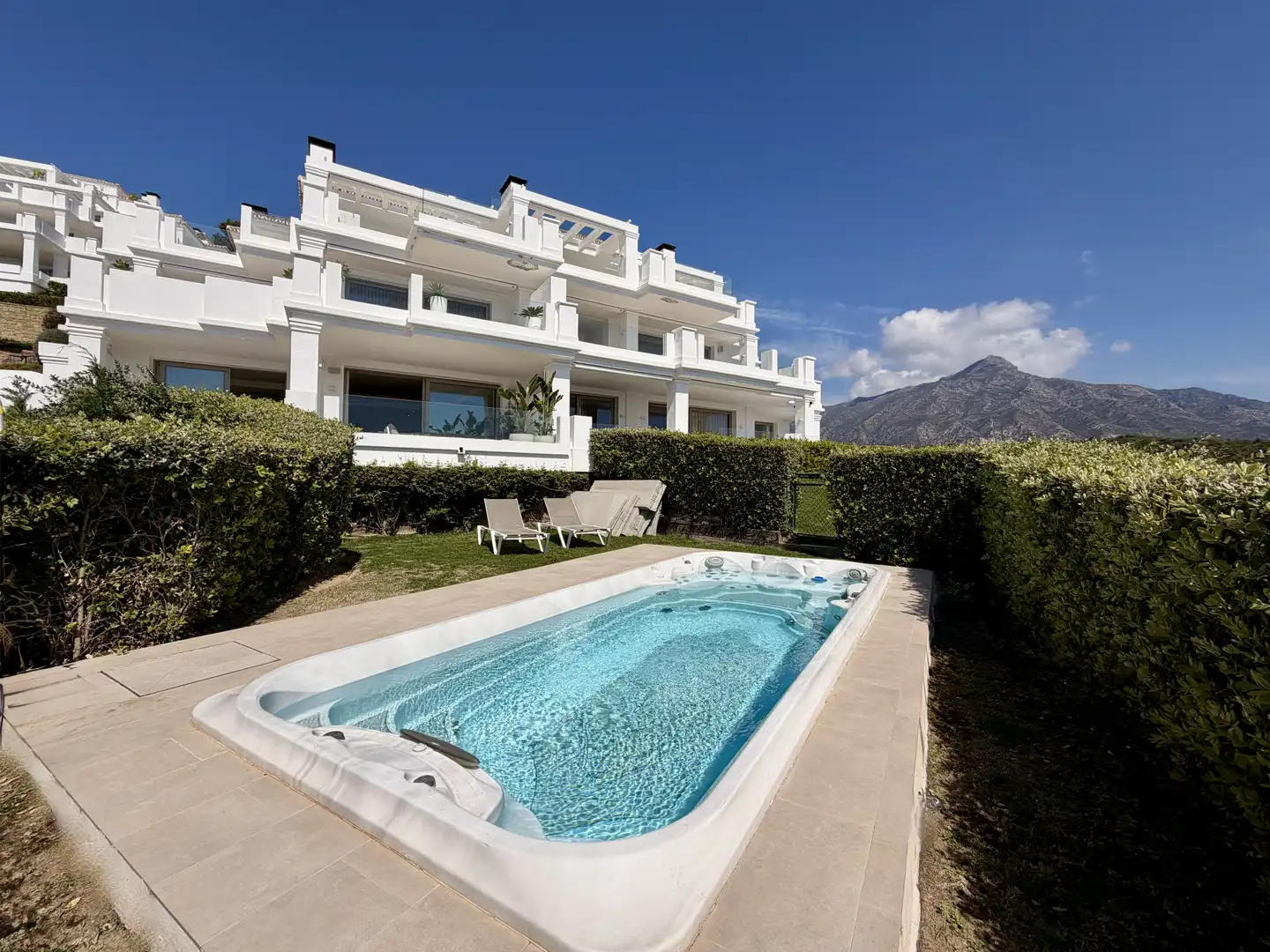 Baixos amb piscina en venda a Nueva Andalucía