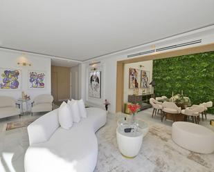 Sala d'estar de Apartament en venda en Marbella amb Aire condicionat, Terrassa i Moblat