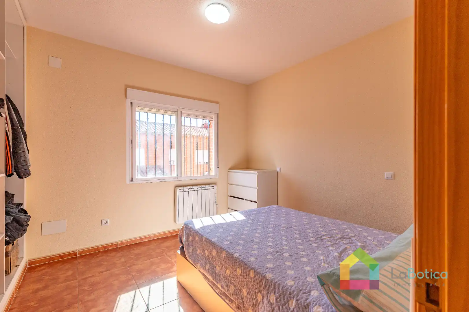 Habitación de Casa adosada en venta en Carmena con Calefacción