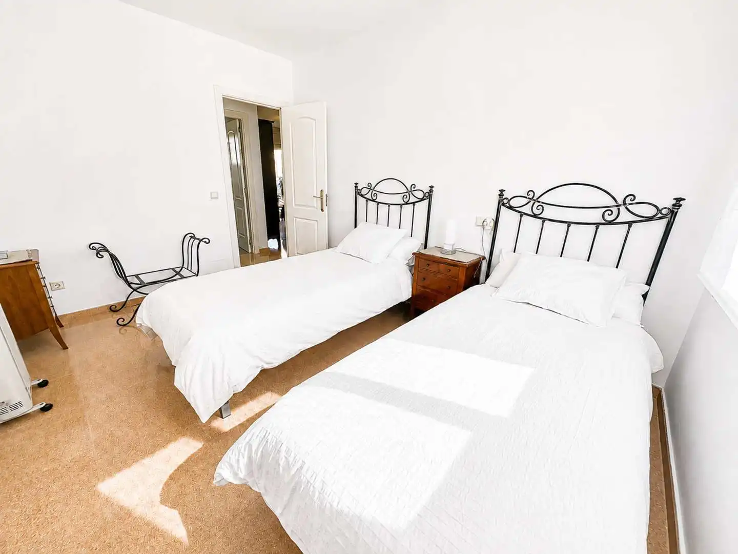 Schlafzimmer von Dachboden zur Miete in Manilva mit Klimaanlage, Terrasse und Möbliert