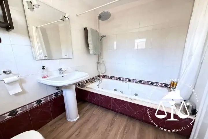 Bany de Casa o xalet en venda en Sant Boi de Llobregat amb Aire condicionat, Calefacció i Jardí privat