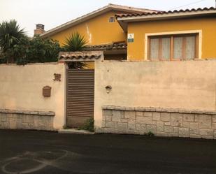 Vista exterior de Casa o xalet en venda en Serranillos del Valle amb Aire condicionat, Terrassa i Piscina
