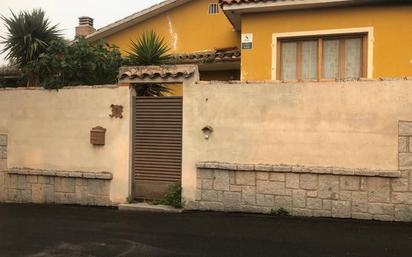 Vista exterior de Casa o xalet en venda en Serranillos del Valle amb Aire condicionat, Terrassa i Piscina