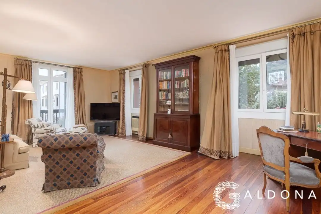 Sala d'estar de Casa o xalet en venda en Donostia - San Sebastián  amb Calefacció, Jardí privat i Terrassa
