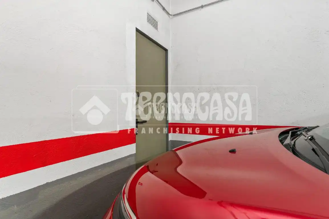 Aparcament de Pis en venda en Cornellà de Llobregat amb Balcó