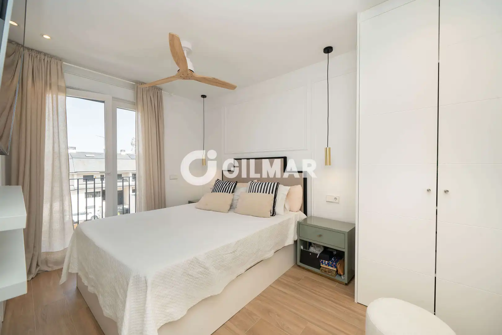 Habitación de Casa adosada en venta en Madrid con Calefacción, Jardín privado y Piscina