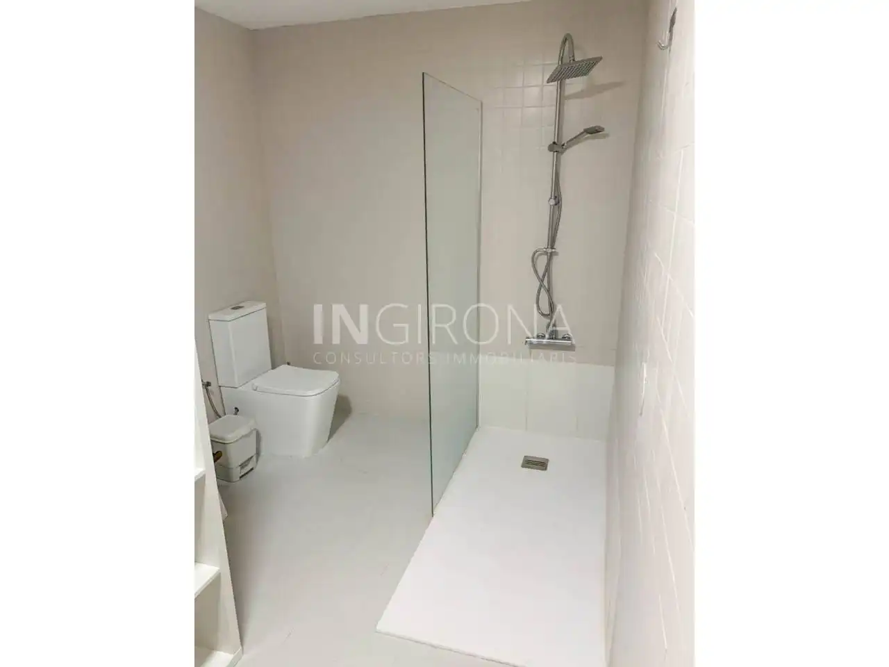 Baño de Piso en venta en Girona con Aire acondicionado, Calefacción y Jardín privado