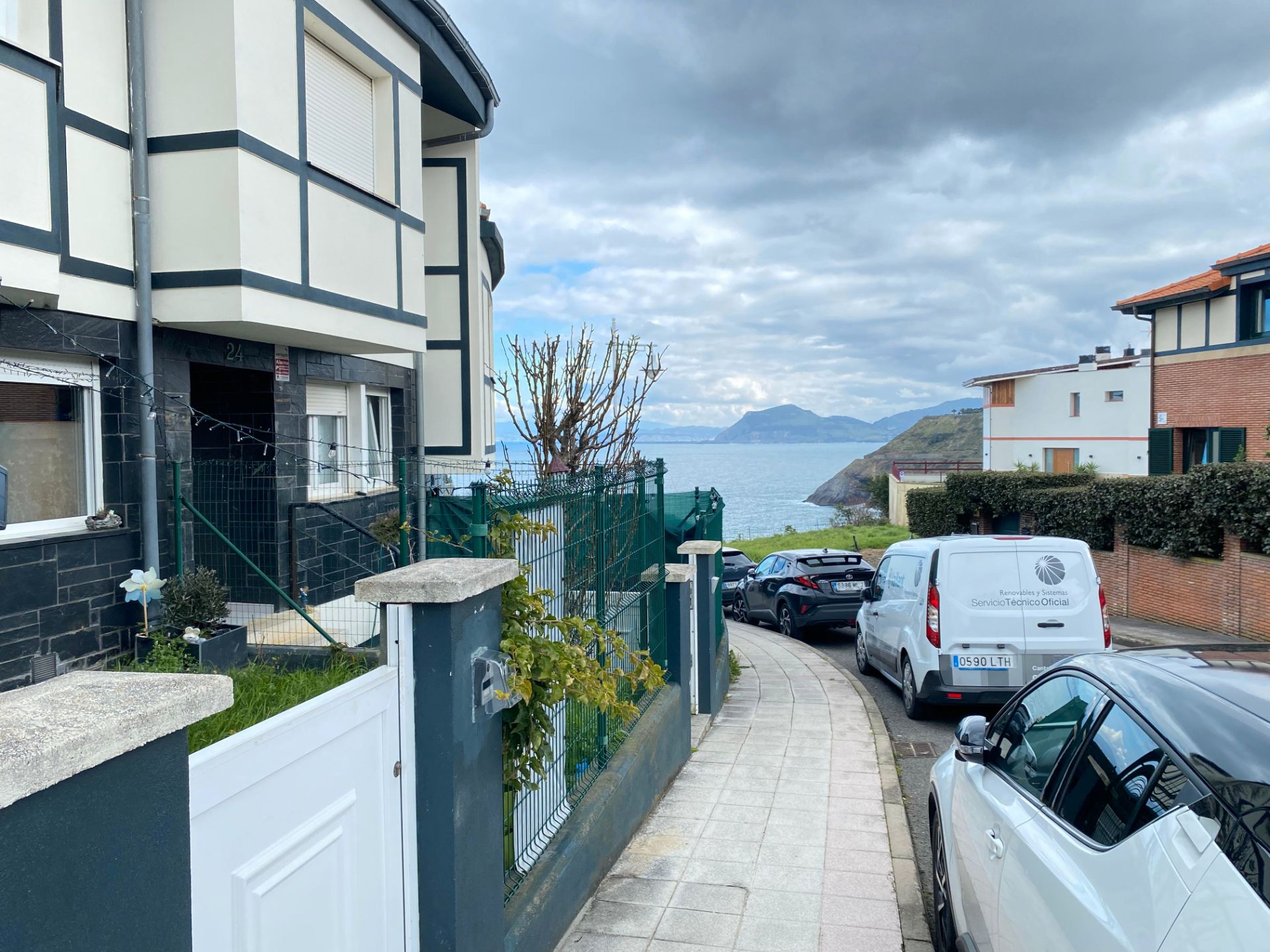 Vista exterior de Casa o xalet en venda en Castro-Urdiales amb Calefacció, Jardí privat i Terrassa