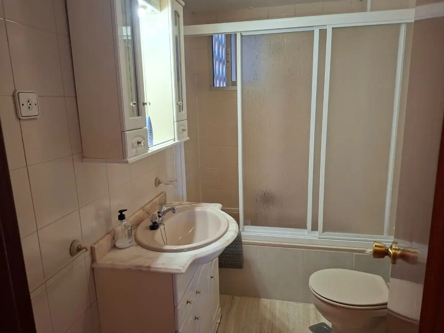 Baño de Piso de alquiler en Móstoles con Calefacción, Parquet y Terraza