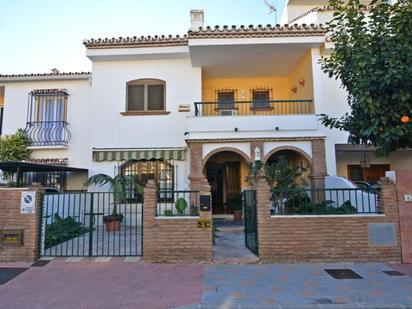 Jardí de Casa o xalet en venda en Fuengirola amb Aire condicionat, Terrassa i Forn