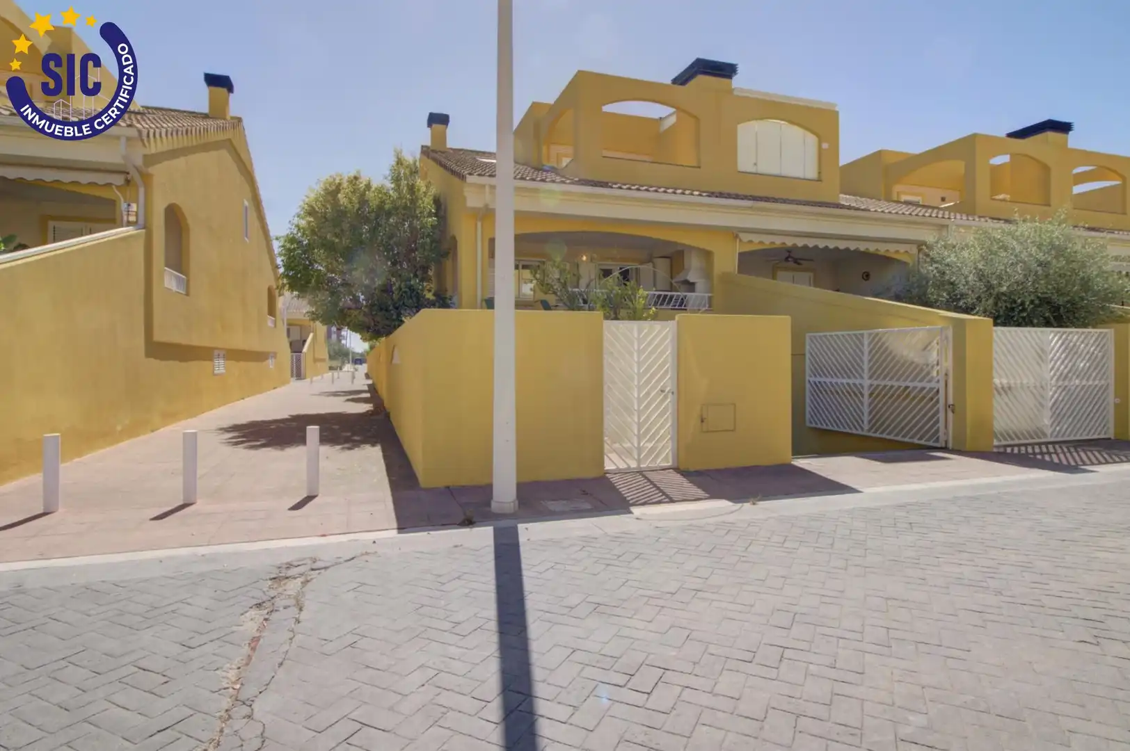 Vista exterior de Casa adosada en venda en Sagunto / Sagunt amb Aire condicionat, Calefacció i Jardí privat