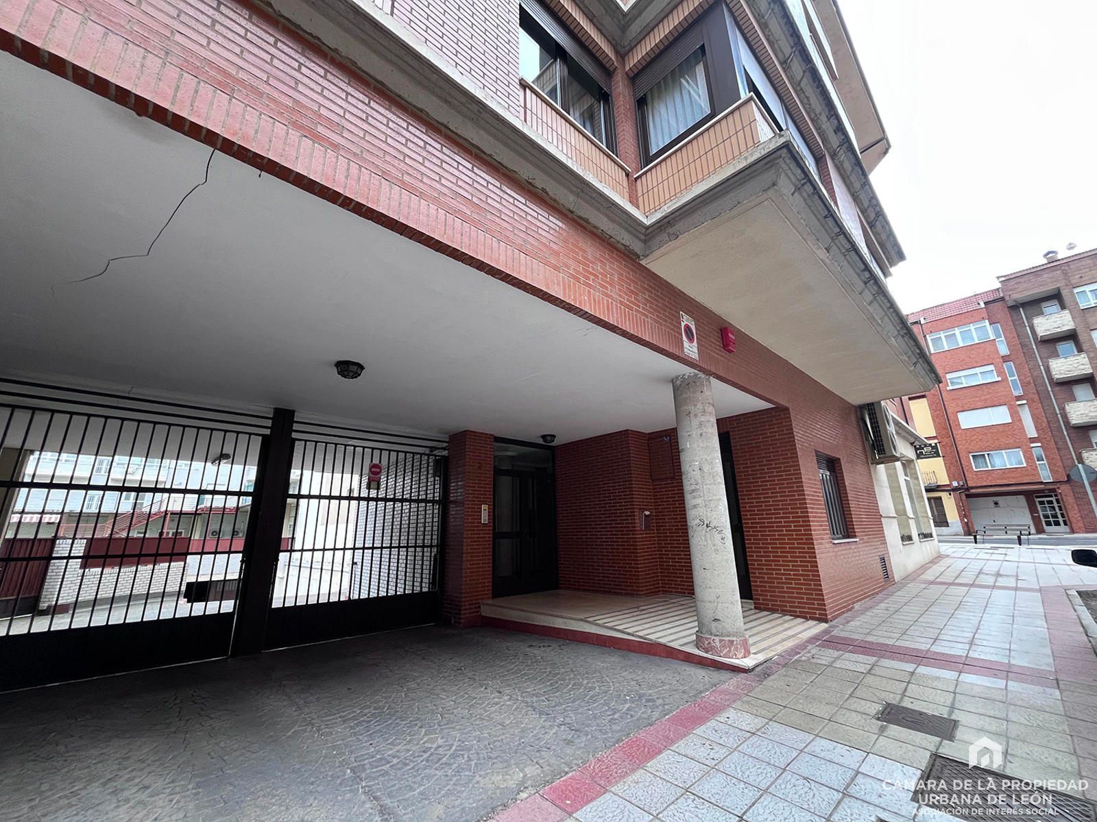 Vista exterior de Pis en venda en León Capital  amb Calefacció