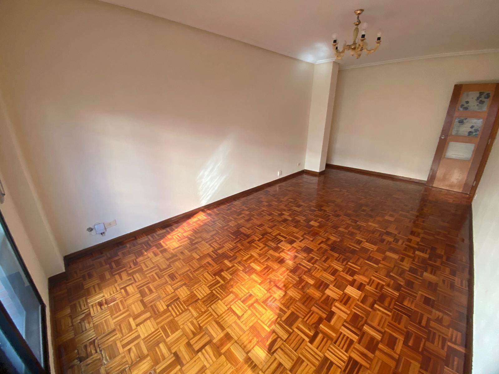 Sala d'estar de Pis en venda en Burgos Capital amb Calefacció, Parquet i Terrassa