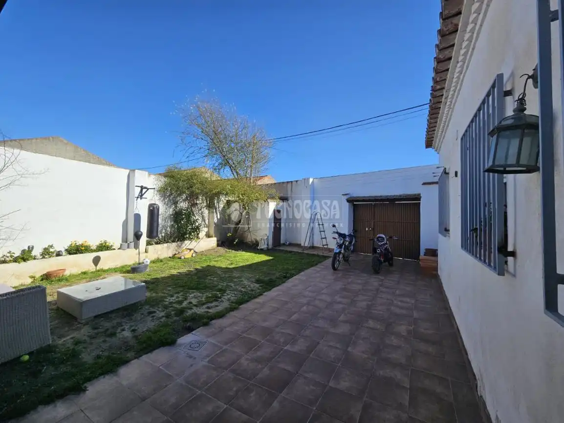 Vista exterior de Casa o xalet en venda en Vegas del Genil amb Aire condicionat, Calefacció i Terrassa