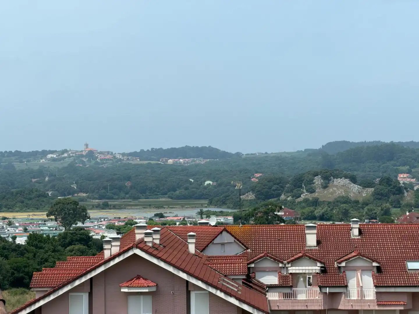 Vista exterior de Àtic en venda en Noja amb Calefacció, Terrassa i Piscina comunitària
