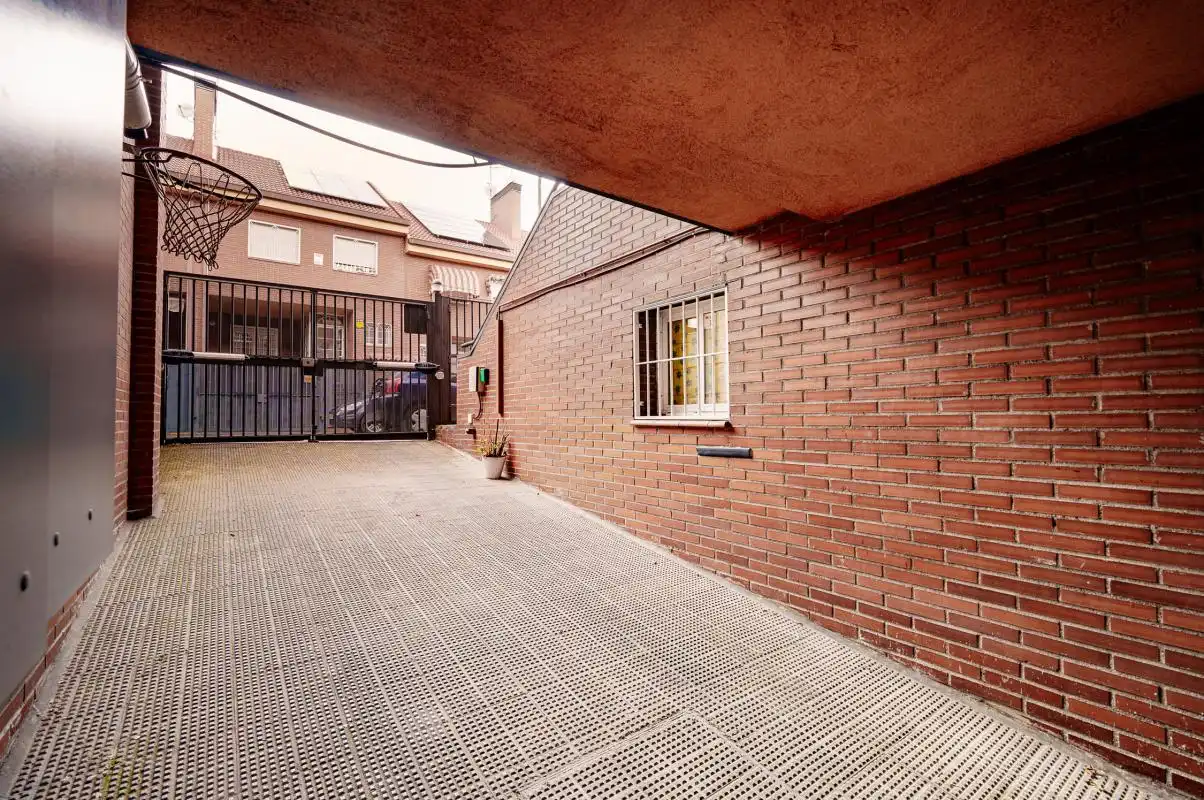 Vista exterior de Casa adosada en venda en Getafe amb Aire condicionat, Calefacció i Jardí privat