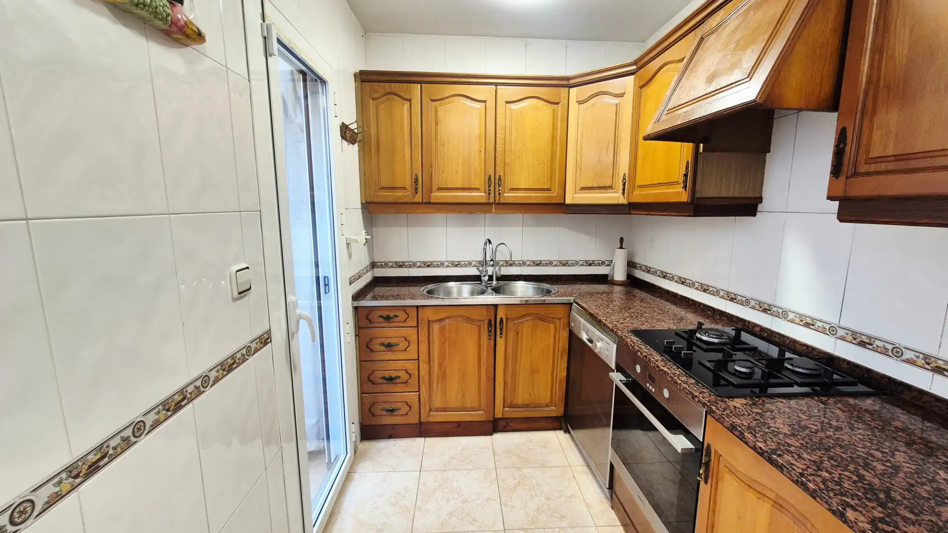 Cuina de Casa o xalet en venda en Arenys de Mar amb Calefacció, Terrassa i Moblat