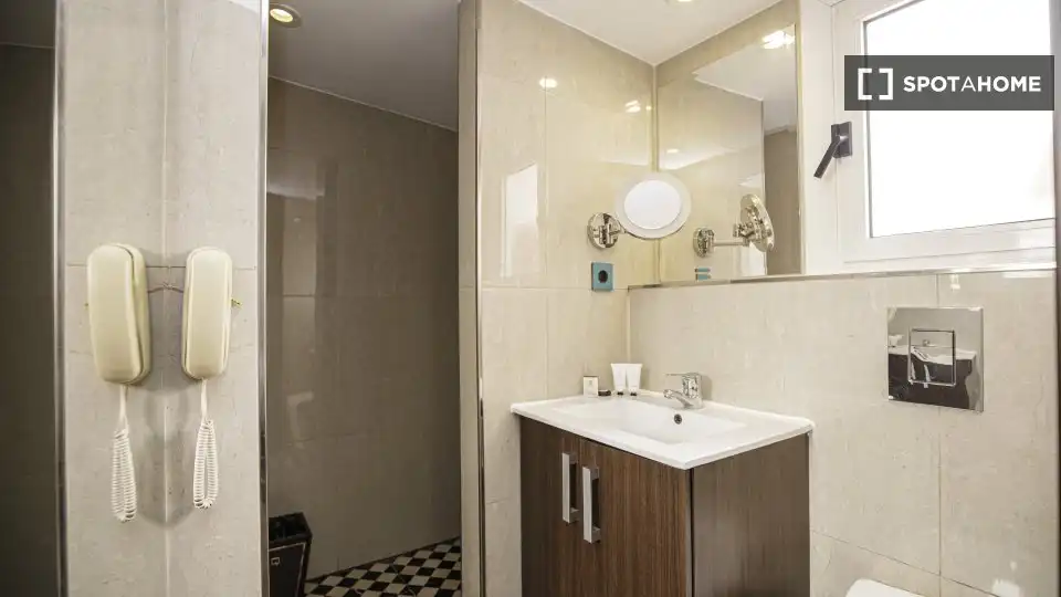 Flat with terrace to rent in Ciutat Vella, imagen 5
