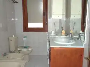 Baño de Piso de alquiler en Gijón  con Calefacción, Parquet y Trastero