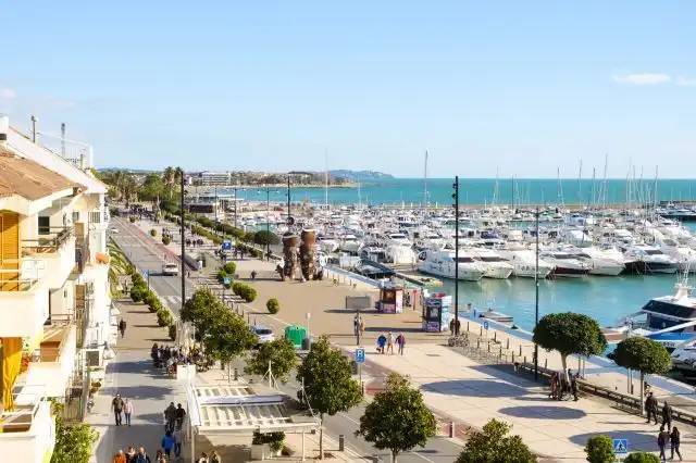 Business premises for transfer in Port - Horta de Santa María