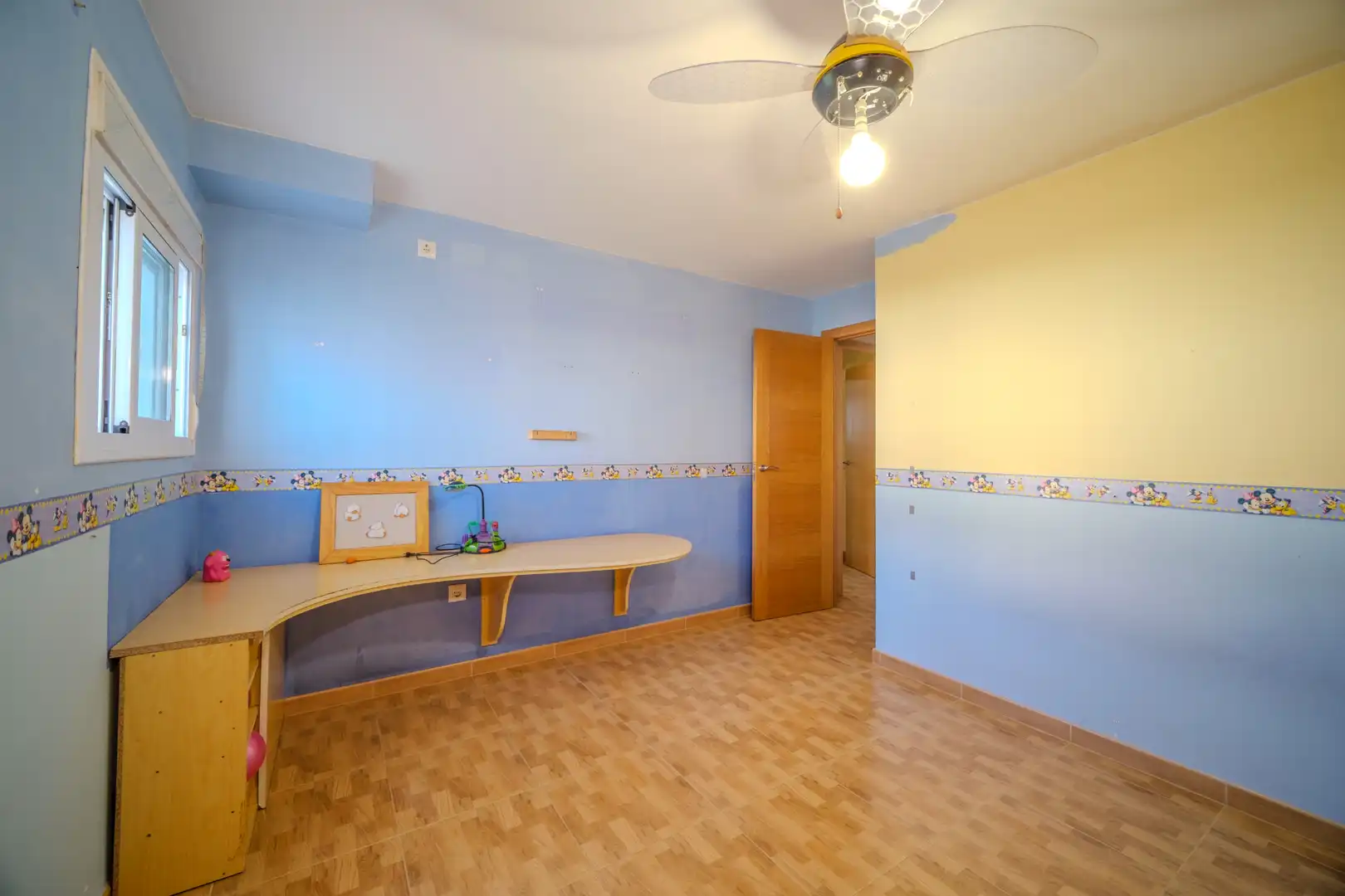 Dormitori de Casa o xalet en venda en Montequinto amb Jardí privat, Terrassa i Moblat