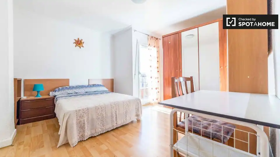 Bedroom of Flat for share in Valencia  with Air Conditioner, Terrace and Furnished