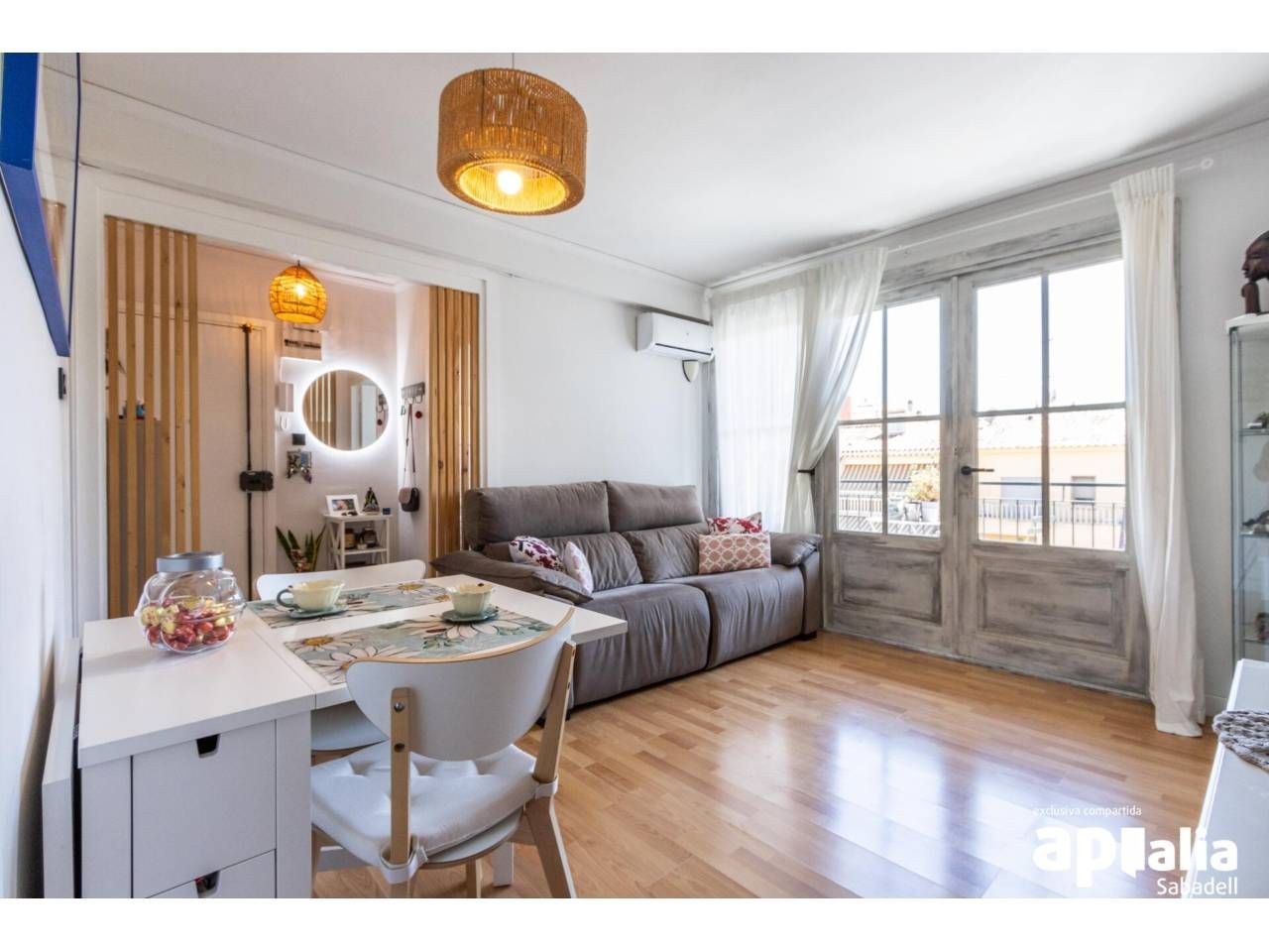 Living room of Flat for sale in Sant Quirze del Vallès  with Air Conditioner, Parquet flooring and Balcony