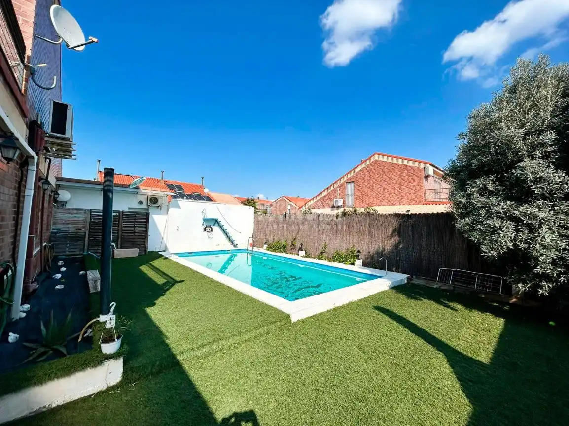 Piscina de Casa o xalet en venda en La Puebla de Alfindén amb Aire condicionat, Calefacció i Terrassa