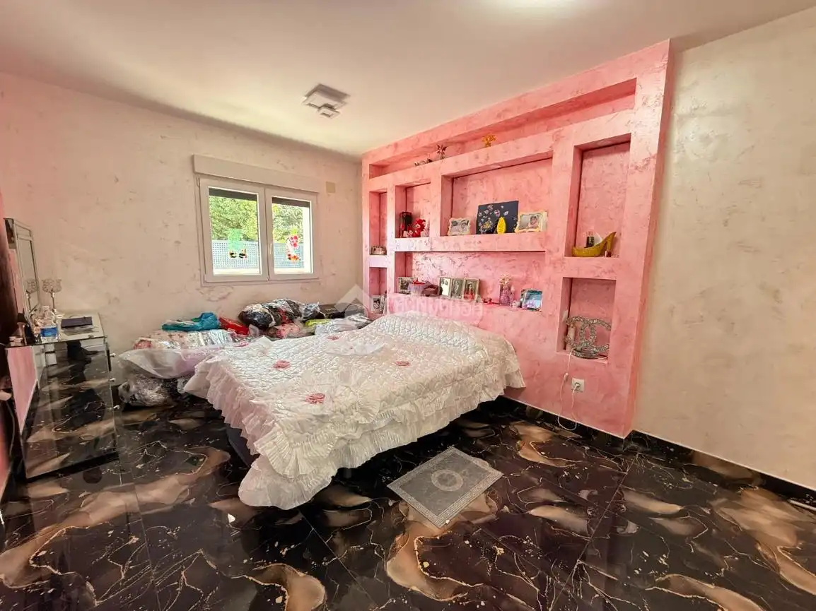 Dormitori de Casa o xalet en venda en Galápagos amb Calefacció, Jardí privat i Terrassa