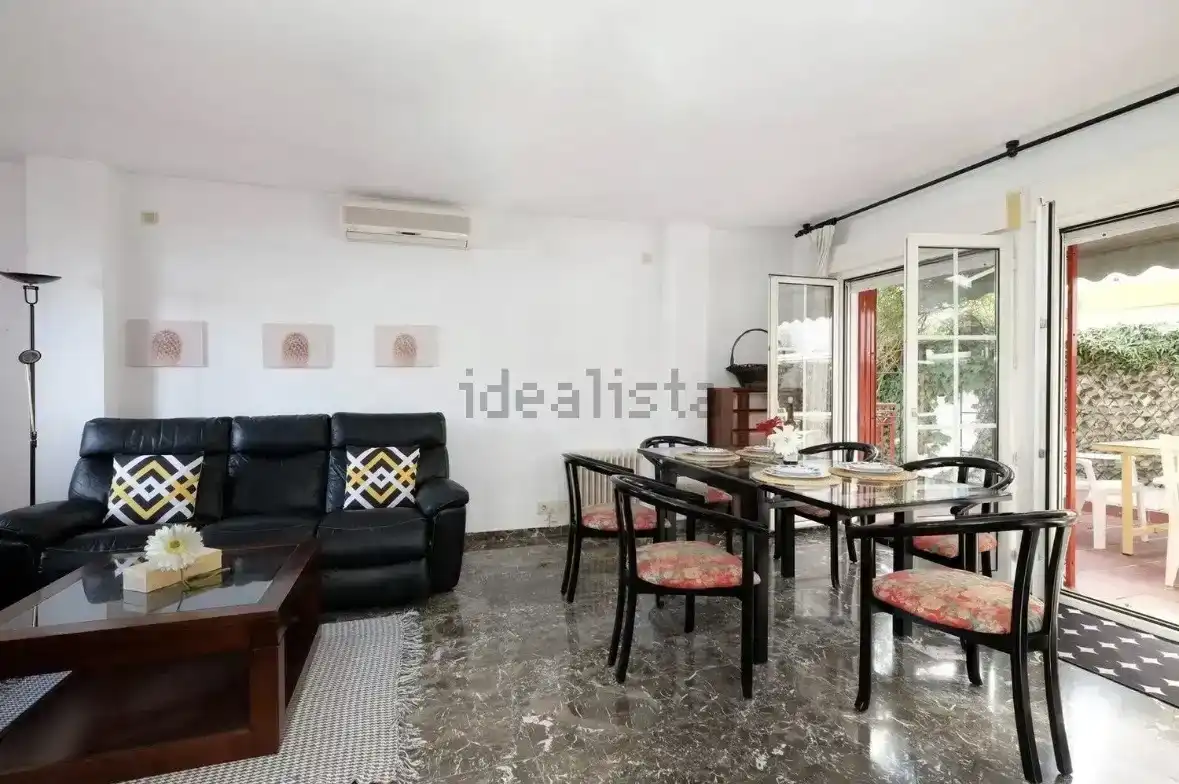 Sala d'estar de Casa adosada en venda en  Granada Capital amb Aire condicionat i Balcó