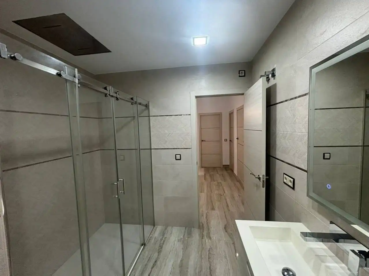 Baño de Casa adosada en venta en Dos Hermanas con Aire acondicionado, Calefacción y Jardín privado