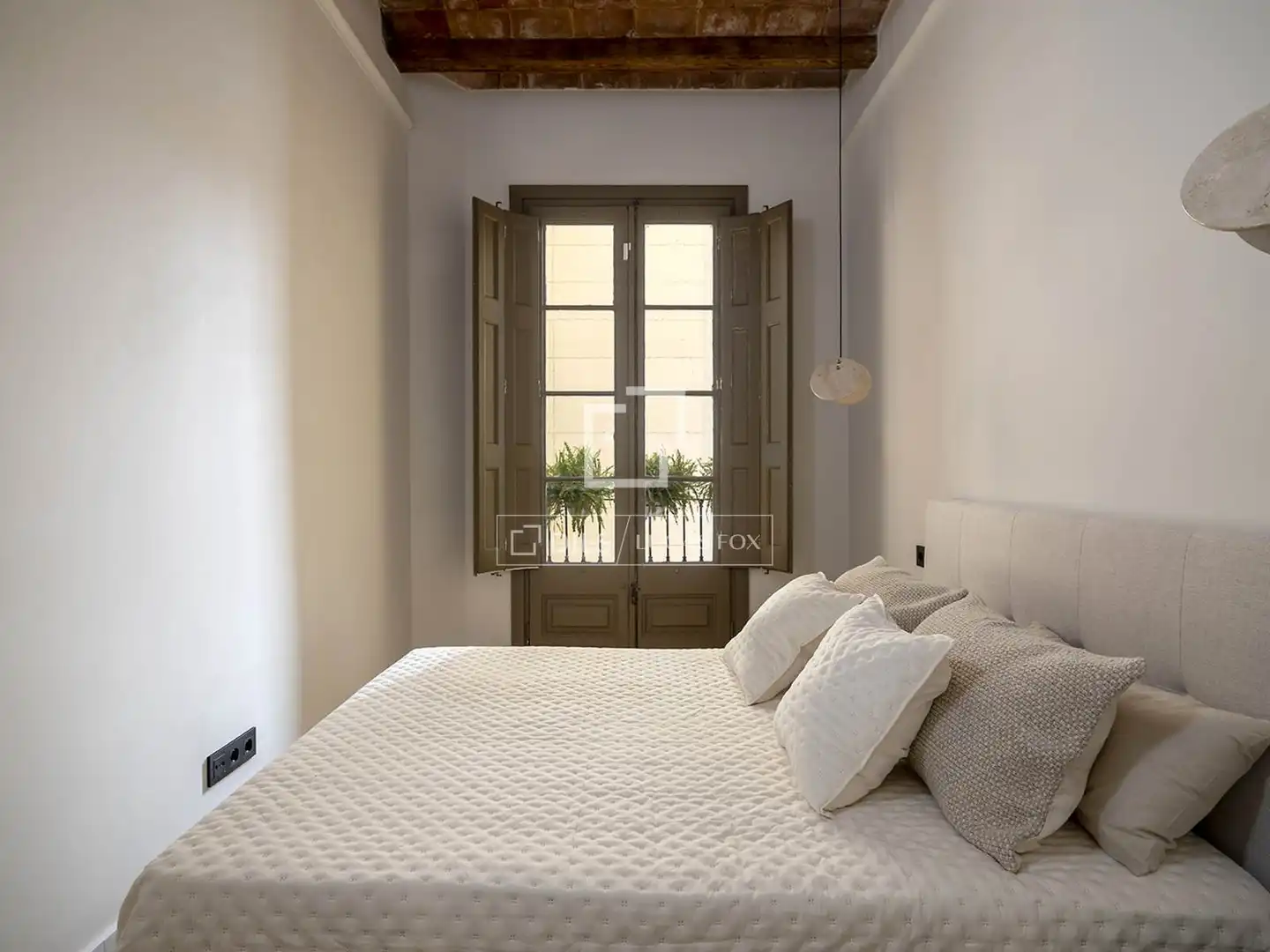 Schlafzimmer von Wohnung zum Verkauf in Barcelona mit Klimaanlage, Heizung und Balkon