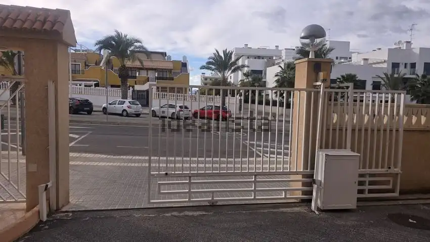 Vista exterior de Casa o chalet en venta en Elche / Elx con Aire acondicionado, Terraza y Trastero