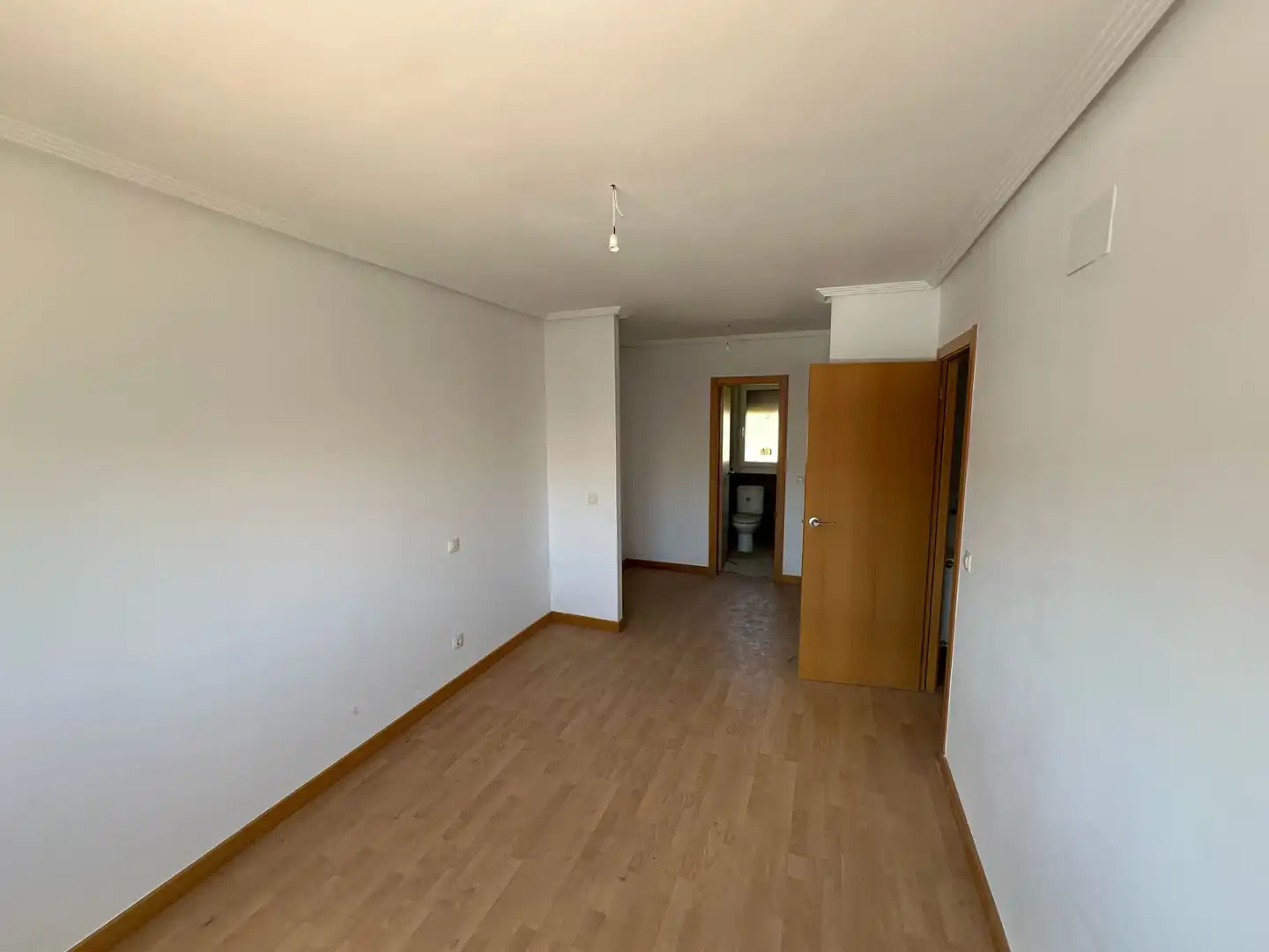 Habitación de Casa adosada en venta en Villariezo con Calefacción y Jardín privado