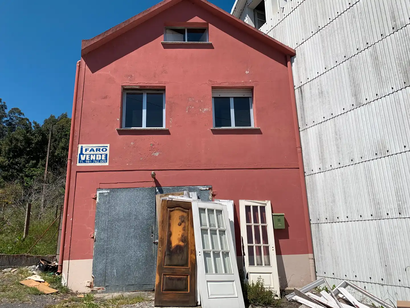 Vista exterior de Casa o xalet en venda en Outes amb Jardí privat, Terrassa i Balcó