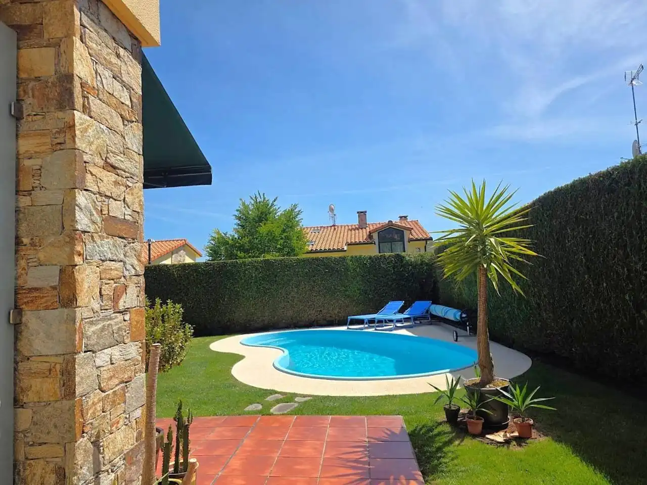 Schwimmbecken von Einfamilien-Reihenhaus zum Verkauf in Sada (A Coruña) mit Klimaanlage, Heizung und Privatgarten