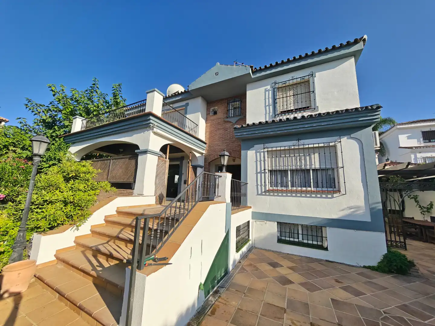 Vista exterior de Casa o chalet en venta en Alhaurín de la Torre con Aire acondicionado, Calefacción y Jardín privado