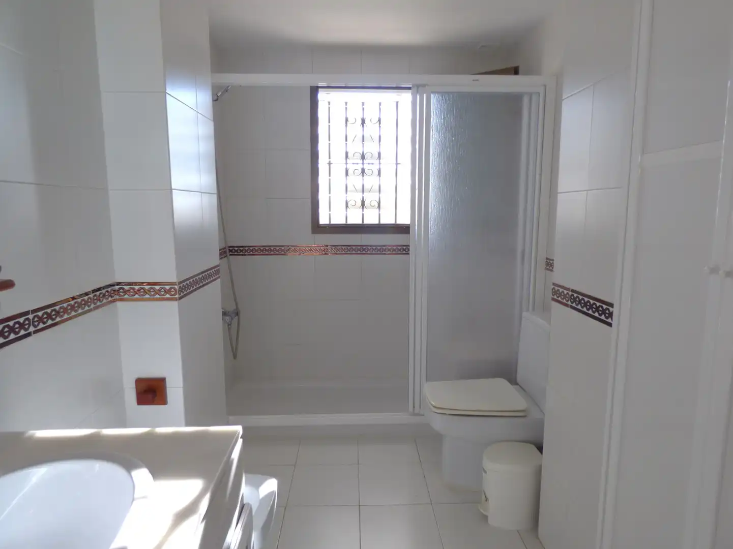 Badezimmer von Dachboden zum Verkauf in Cádiz mit Heizung und Terrasse