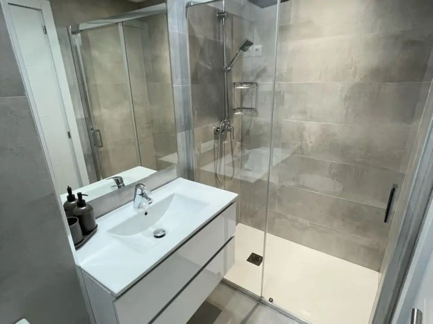 Bany de Apartament de lloguer en Madrid amb Aire condicionat, Calefacció i Moblat
