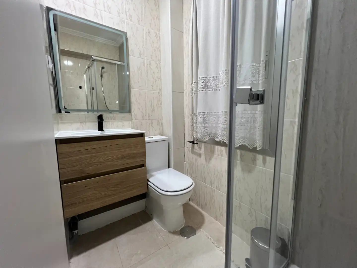 Bathroom of Flat for share in Madrid  with Heating, Furnished and Washing machine