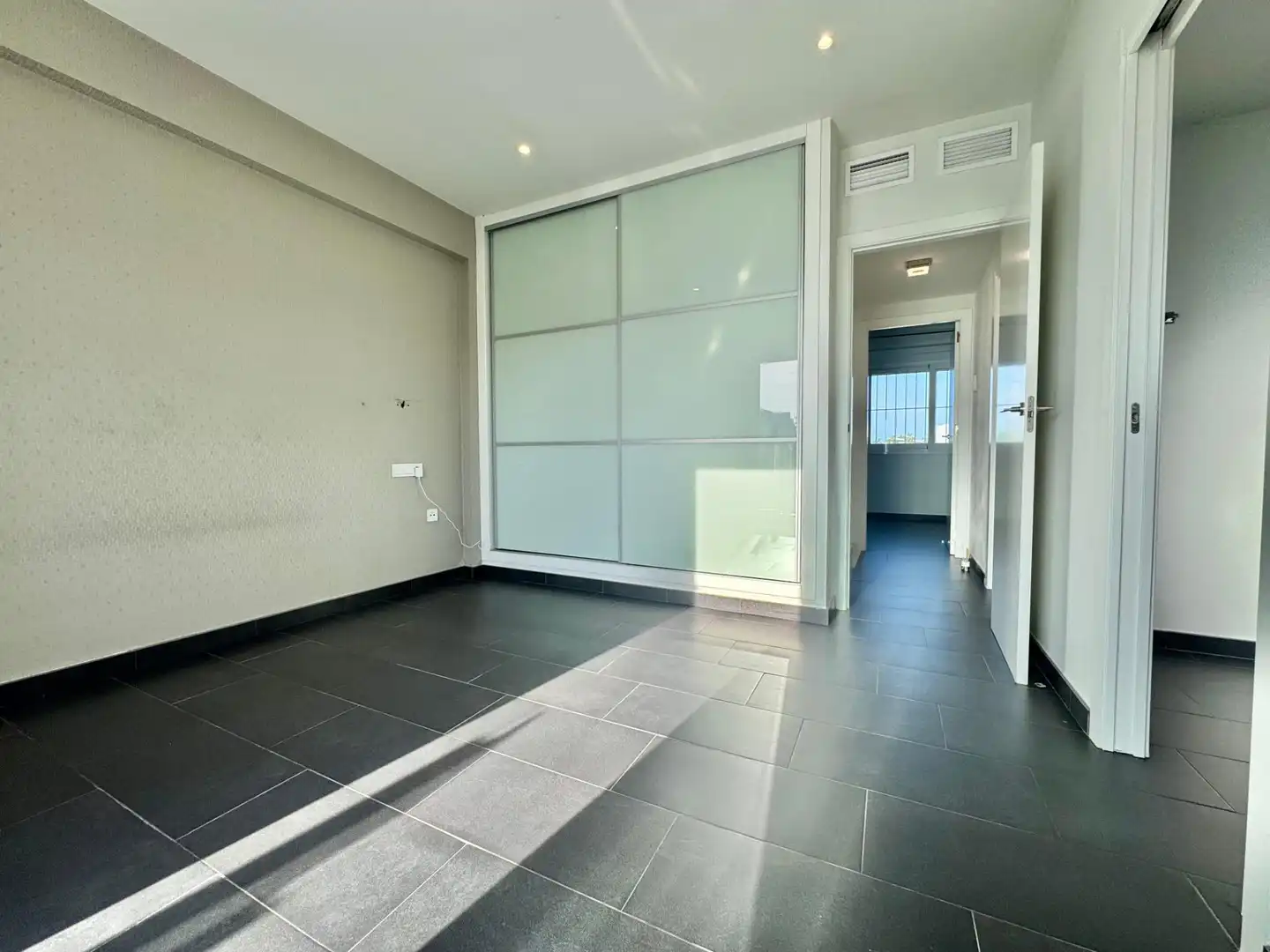 Habitación de Casa adosada en venta en Torrevieja con Jardín privado, Terraza y Balcón