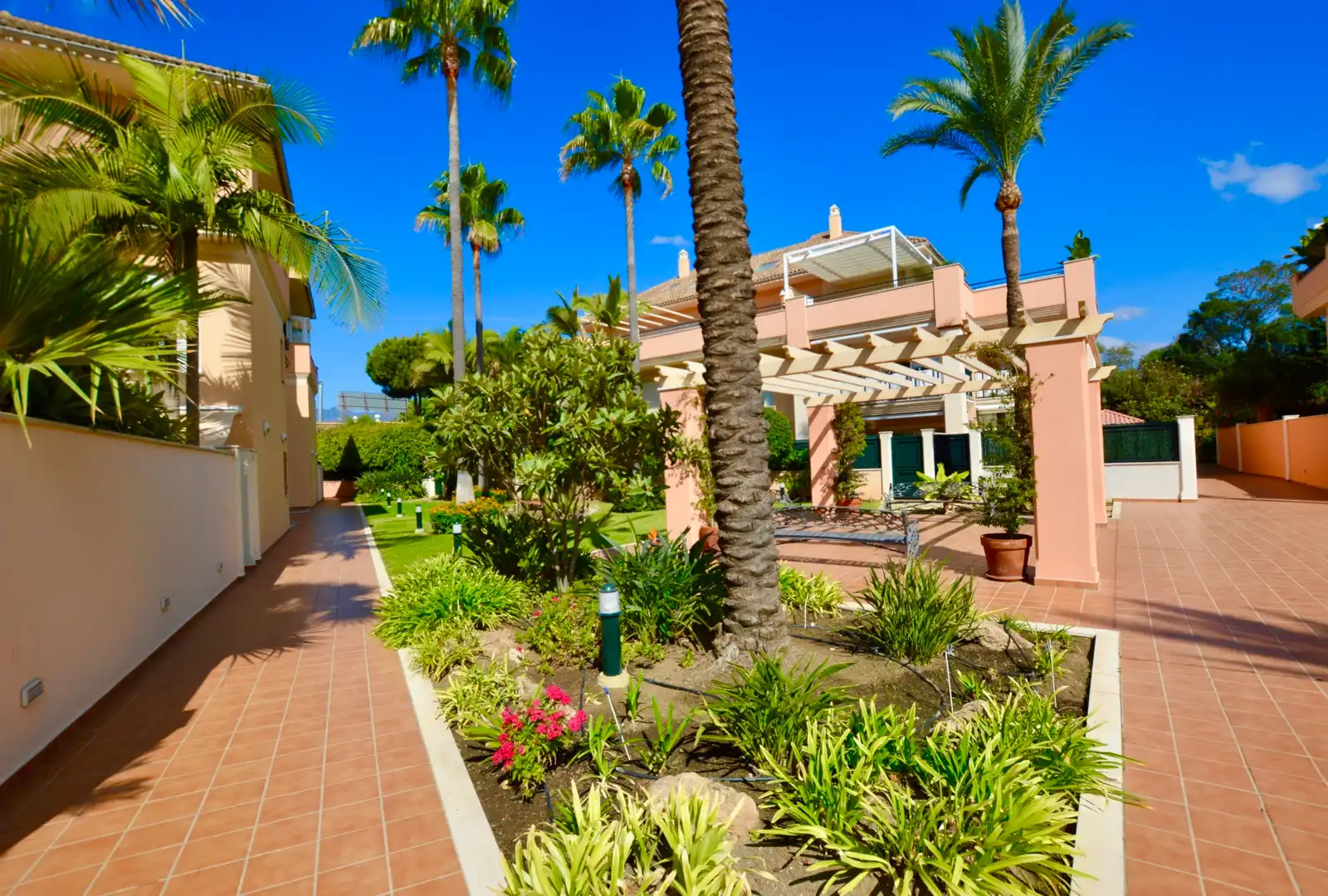 Vista exterior de Àtic en venda en Marbella amb Aire condicionat, Terrassa i Piscina comunitària