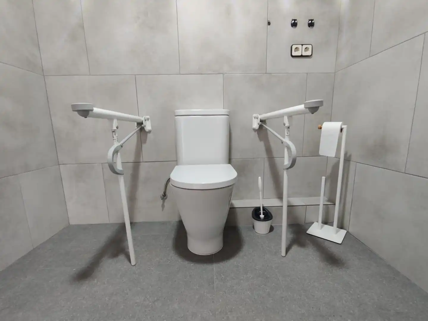 Baño de Local de alquiler en Montornès del Vallès con Aire acondicionado y Amueblado