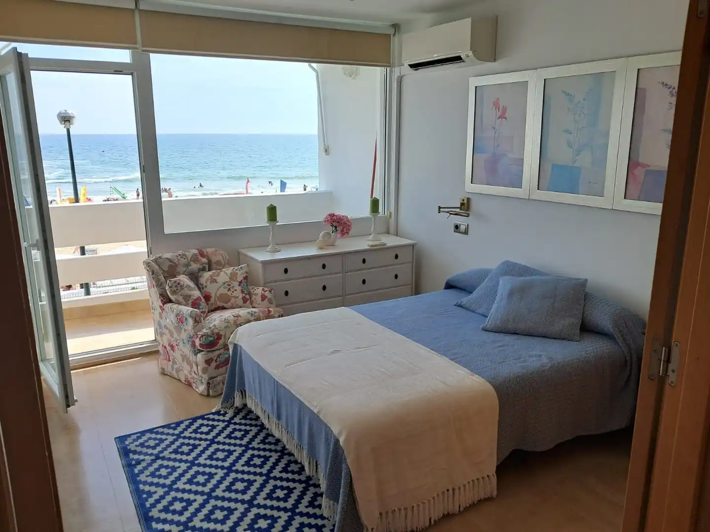Habitación de Apartamento de alquiler en Almonte con Aire acondicionado, Terraza y Amueblado